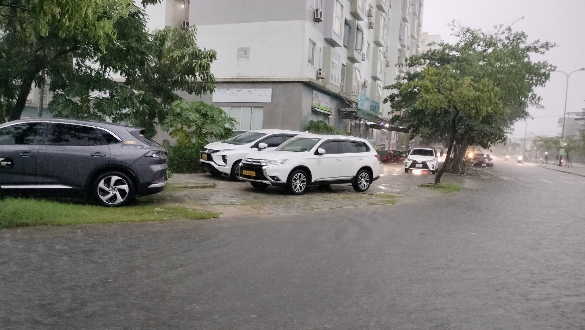 Mưa như trút, lo lụt lịch sử lặp lại, người dân Đà Nẵng hối hả đưa ô tô đi tránh ngập - Ảnh 11.