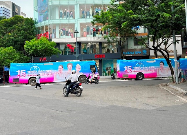 Xe khách trùm quảng cáo tiếp tục diễu phố, vượt đèn đỏ tại Hà Nội - Ảnh 1.