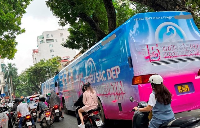 Xe khách trùm quảng cáo tiếp tục diễu phố, vượt đèn đỏ tại Hà Nội - Ảnh 3.