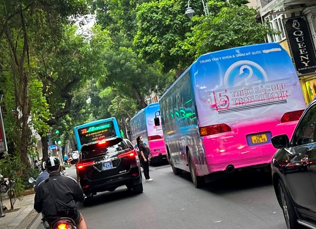 Xe khách trùm quảng cáo tiếp tục diễu phố, vượt đèn đỏ tại Hà Nội - Ảnh 5.
