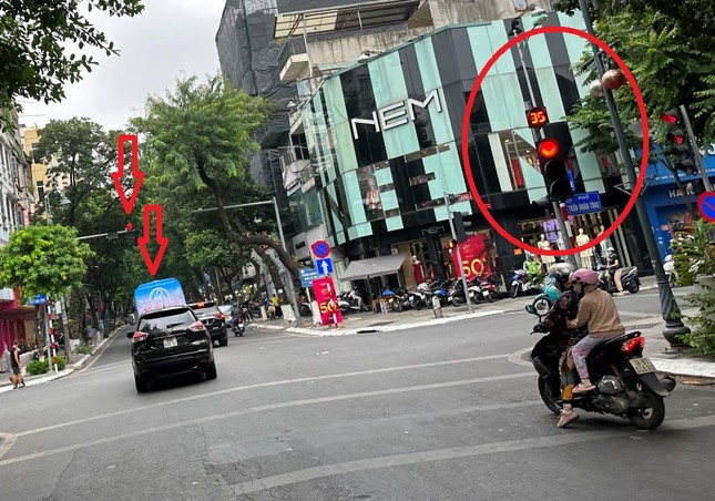 Xe khách trùm quảng cáo tiếp tục diễu phố, vượt đèn đỏ tại Hà Nội - Ảnh 7.
