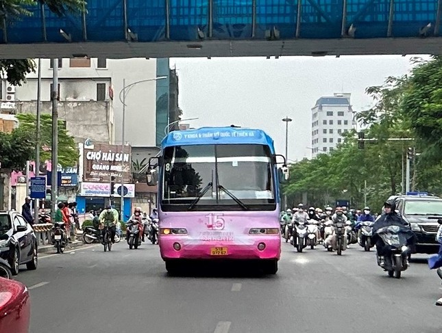 Xe khách trùm quảng cáo tiếp tục diễu phố, vượt đèn đỏ tại Hà Nội - Ảnh 8.