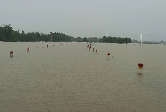 Thừa Thiên - Huế: Có nơi ngập sâu đến 1,3 m do mưa lũ, một số trường học đóng cửa - Ảnh 4.