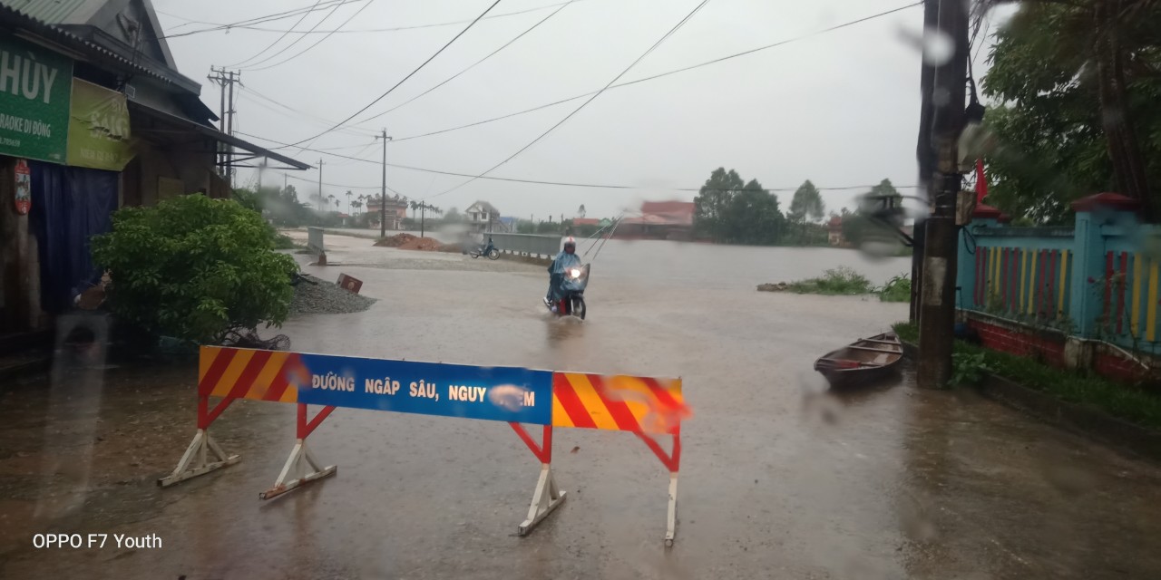 Thừa Thiên - Huế: Có nơi ngập sâu đến 1,3 m do mưa lũ, một số trường học đóng cửa - Ảnh 7.