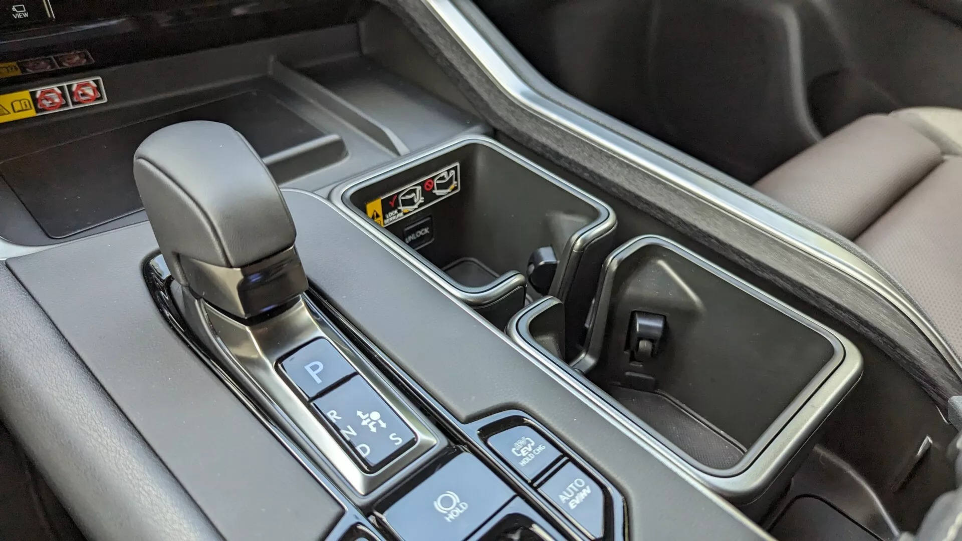 Lexus TX sở hữu khay đựng cốc đặc biệt, dễ tháo lắp và chùi rửa để... mang ra ngoài dùng - Ảnh 1.