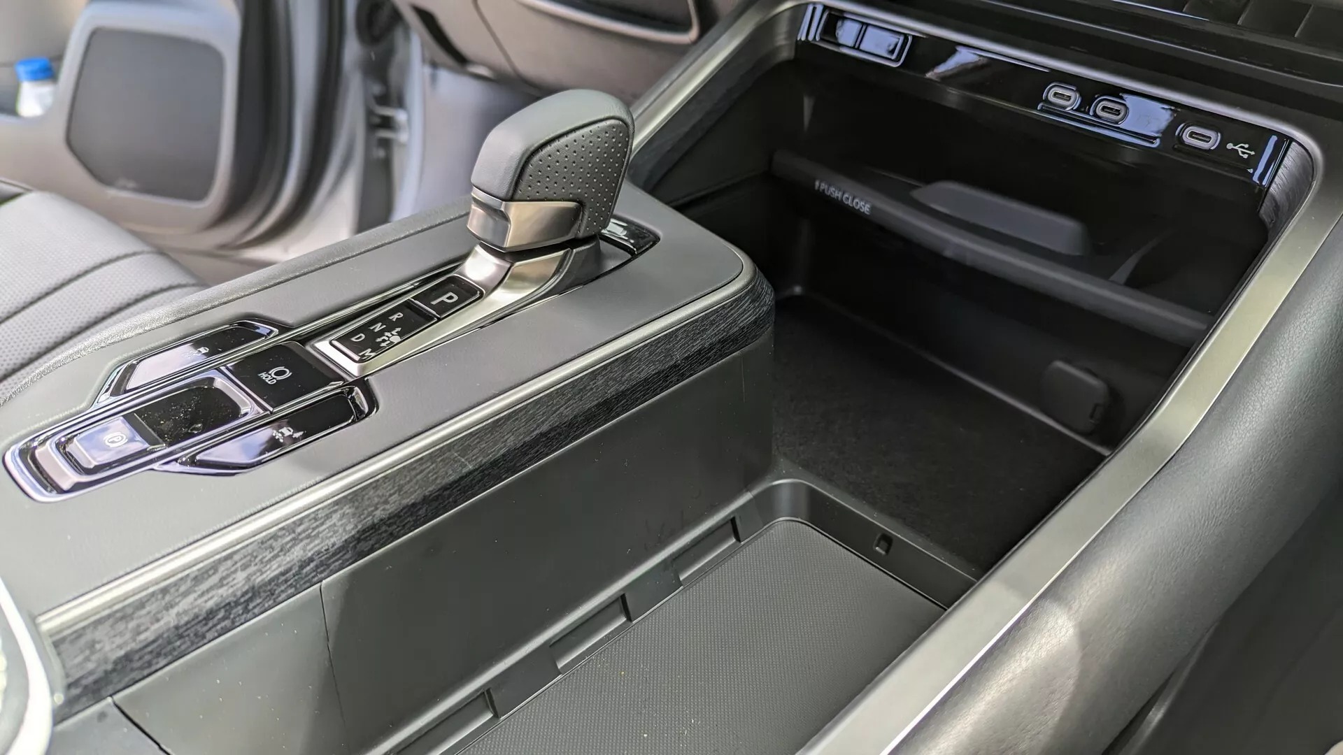 Lexus TX sở hữu khay đựng cốc đặc biệt, dễ tháo lắp và chùi rửa để... mang ra ngoài dùng - Ảnh 2.