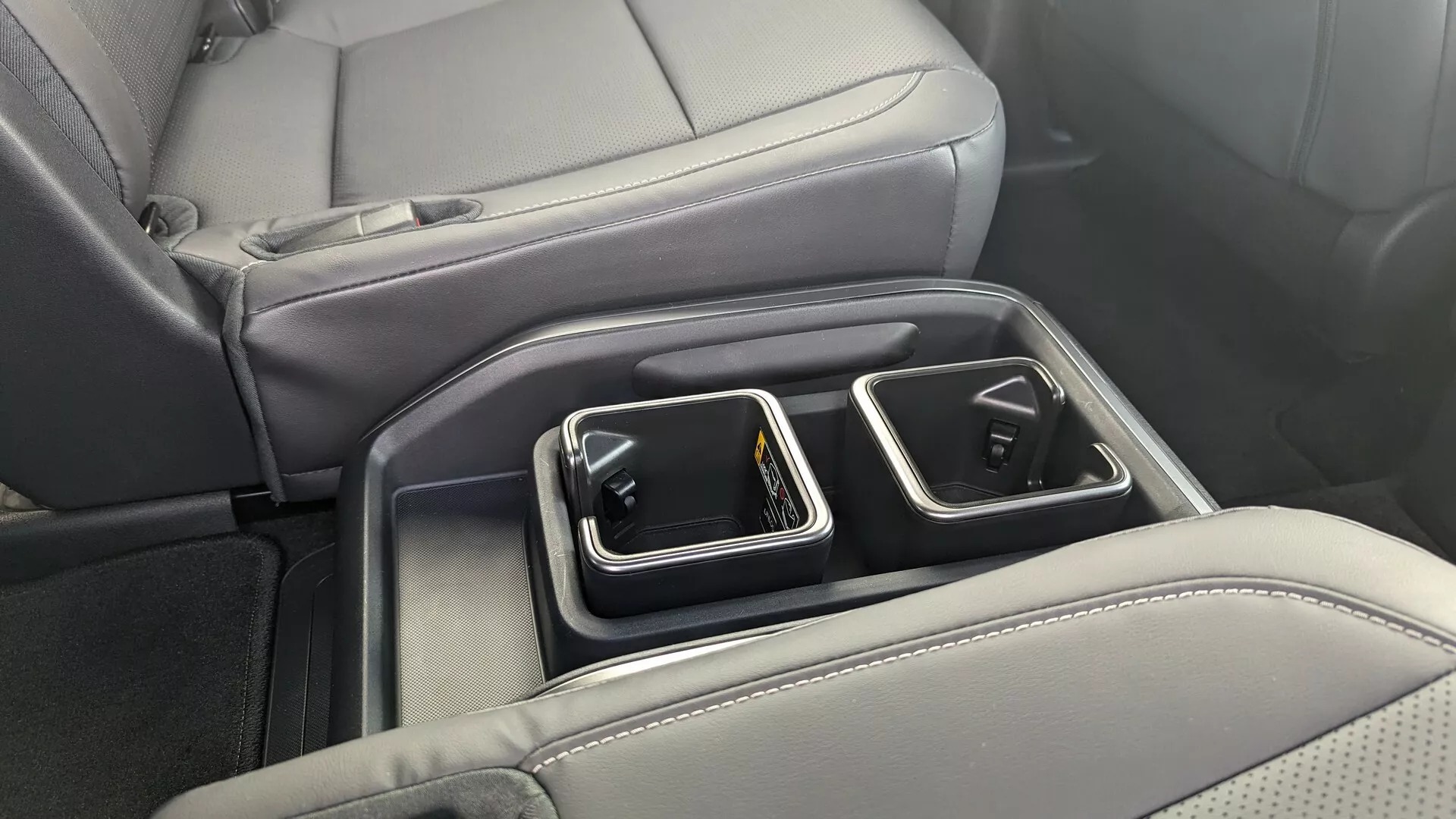 Lexus TX sở hữu khay đựng cốc đặc biệt, dễ tháo lắp và chùi rửa để... mang ra ngoài dùng - Ảnh 3.