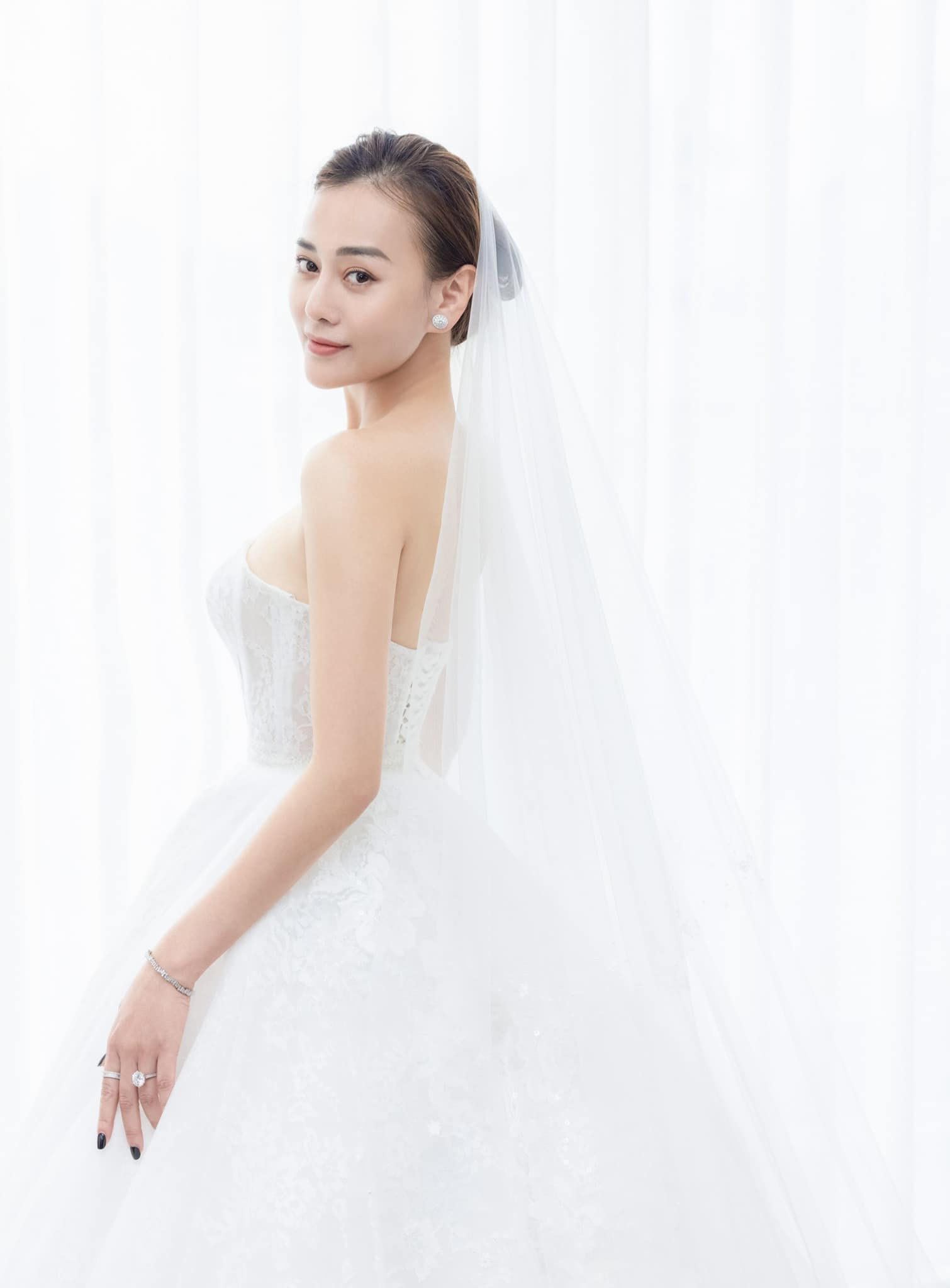 Cô dâu Xoài Non diện váy cưới 28 tỷ trong đám cưới Xemesis - 2sao
