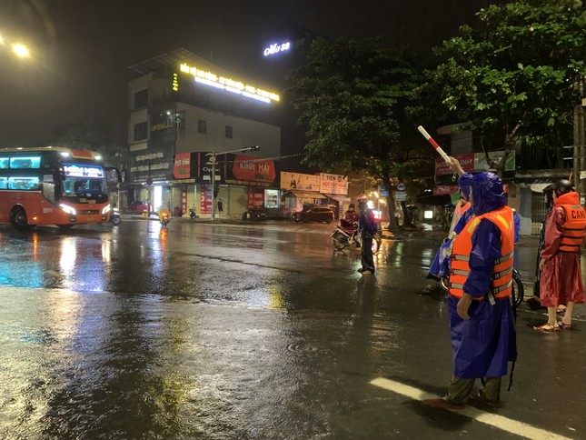 Trắng đêm ngâm mình trong nước giúp dân di dời khỏi vùng ngập lụt - Ảnh 4.