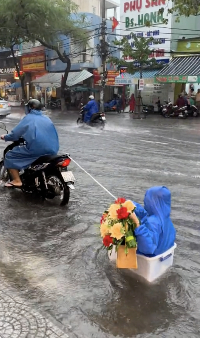Người trẻ thuê trọ ở Đà Nẵng chất đồ lên cao vì mưa ngập, ký ức trận lụt lịch sử năm ngoái ùa về - Ảnh 8.