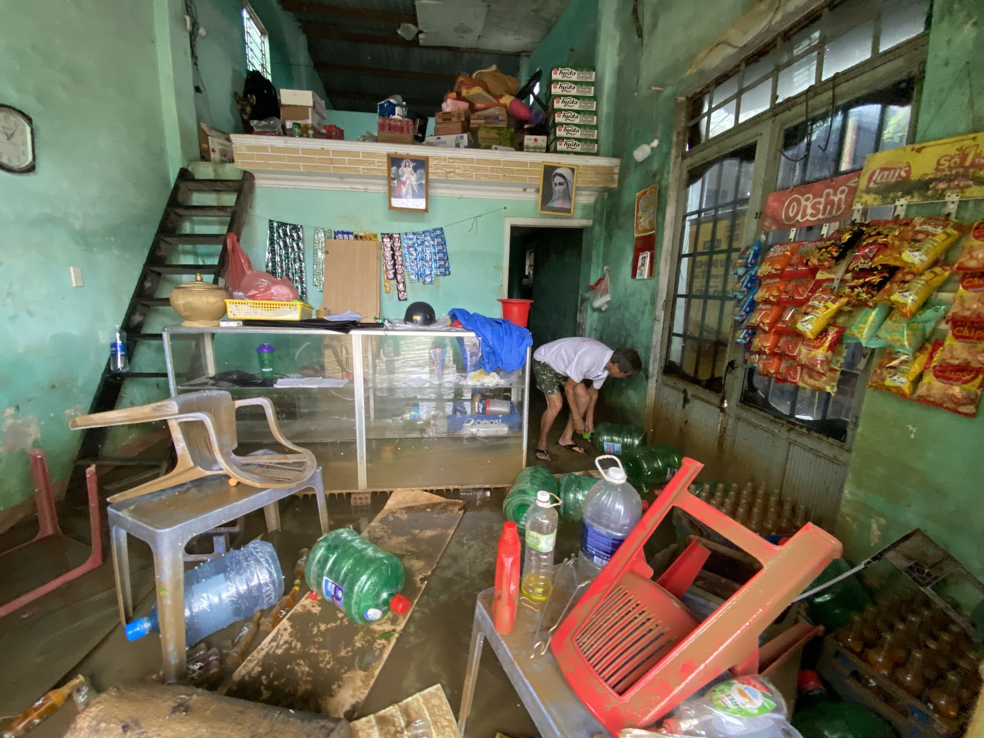 Người dân ở rốn lũ Đà Nẵng tất tả dọn dẹp nhà cửa sau lũ: 