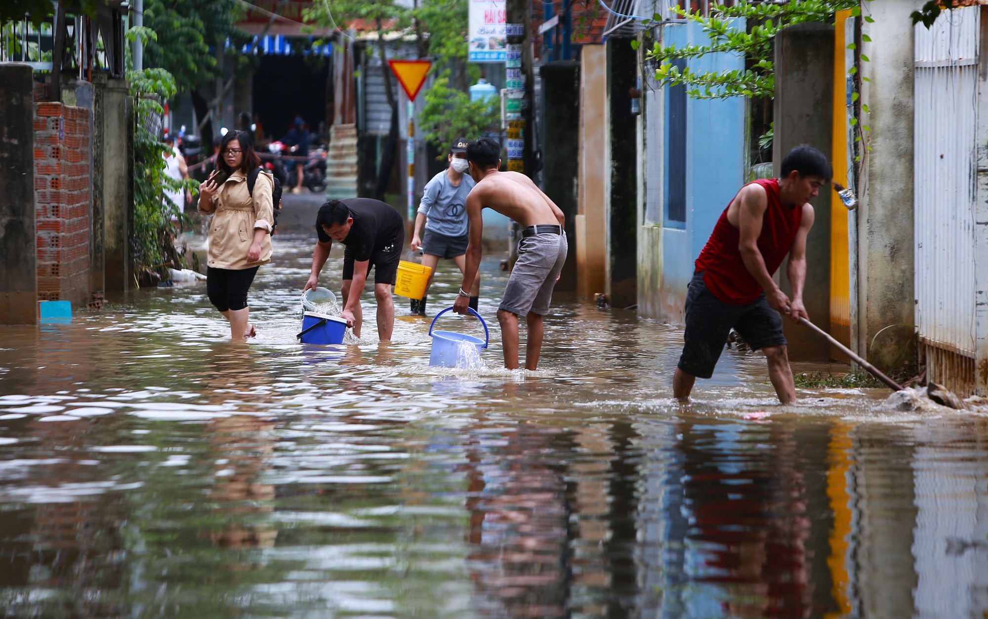 Người dân ở rốn lũ Đà Nẵng tất tả dọn dẹp nhà cửa sau lũ: 