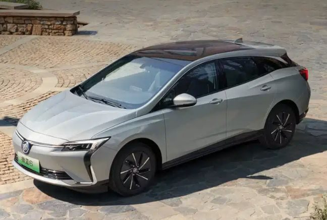 Sedan chạy điện của GM chính thức ra mắt: Đi 430km một lần sạc, giá khởi điểm hơn 300 triệu đồng - Ảnh 1.
