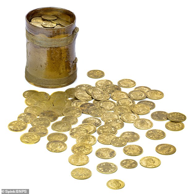 Đào được kho báu dưới sàn bếp, bao gồm cả một đồng tiền vàng đúc lỗi, cặp vợ chồng vội nhờ chuyên gia và có cái kết viên mãn - Ảnh 2.