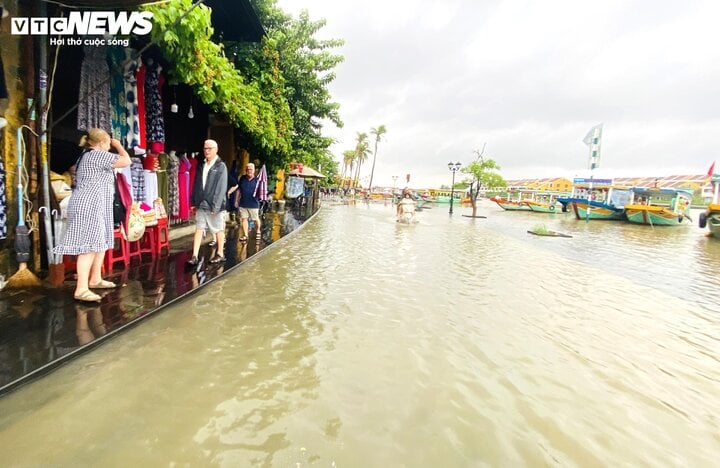 Quảng Nam có nơi ngập 1m, nước sông Hoài tràn lên đường phố cổ Hội An - Ảnh 8.