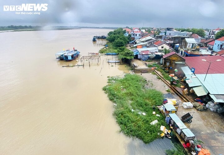 Quảng Nam có nơi ngập 1m, nước sông Hoài tràn lên đường phố cổ Hội An - Ảnh 1.