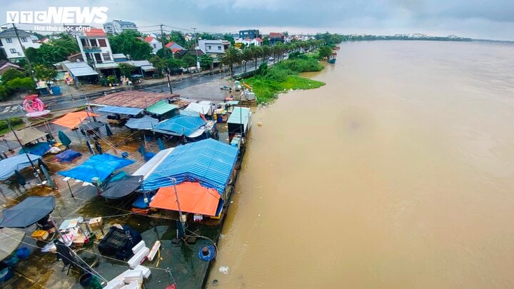 Quảng Nam có nơi ngập 1m, nước sông Hoài tràn lên đường phố cổ Hội An - Ảnh 11.