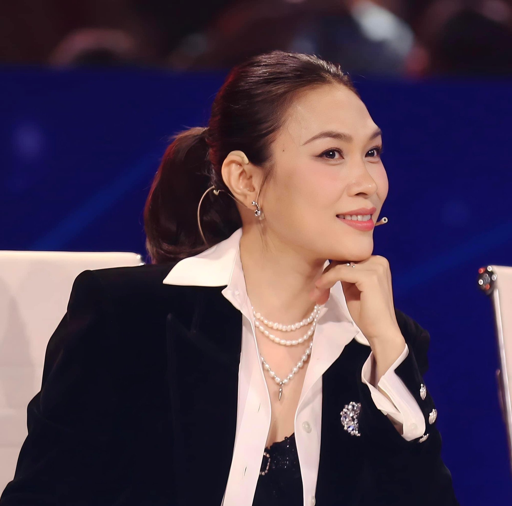 Nhan sắc 'u mê' của Mỹ Tâm tại Vietnam Idol: lấn hát hết các thí sinh, netizen tấm tắc ngày càng trẻ đẹp! - Ảnh 2.