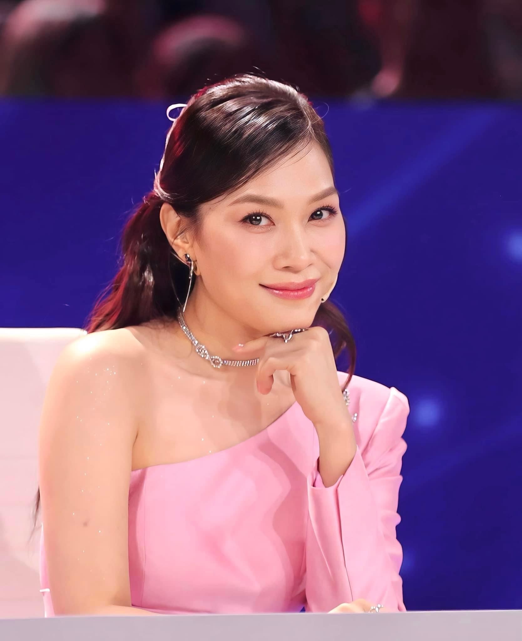 Nhan sắc 'u mê' của Mỹ Tâm tại Vietnam Idol: lấn hát hết các thí sinh, netizen tấm tắc ngày càng trẻ đẹp! - Ảnh 1.