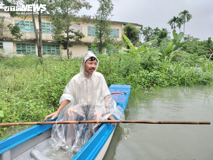Quảng Nam có nơi ngập 1m, nước sông Hoài tràn lên đường phố cổ Hội An - Ảnh 2.