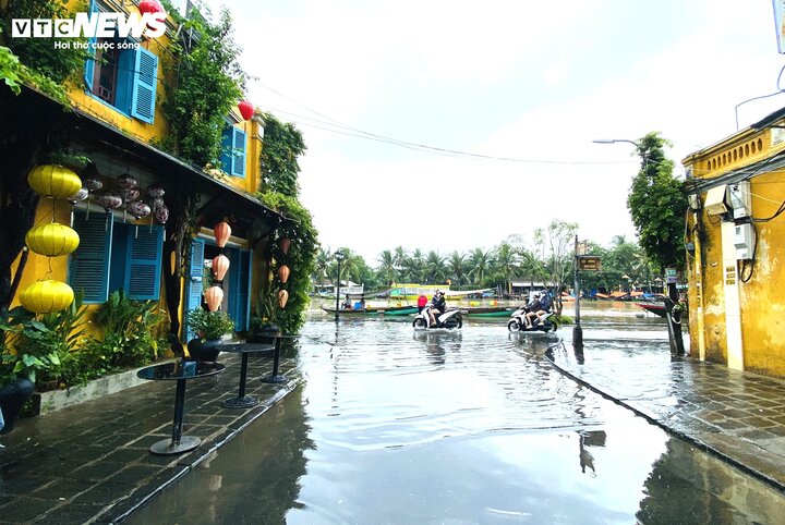 Quảng Nam có nơi ngập 1m, nước sông Hoài tràn lên đường phố cổ Hội An - Ảnh 10.