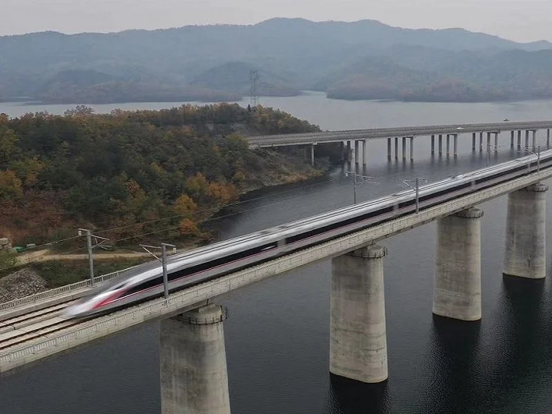 Tàu cao tốc Trung Quốc, Nhật Bản chạy gần 350 km/h: Tương lai đường sắt tốc độ cao của Việt Nam chạy 250km/h? - Ảnh 1.