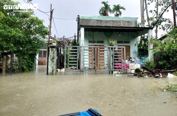 Quảng Nam có nơi ngập 1m, nước sông Hoài tràn lên đường phố cổ Hội An - Ảnh 3.