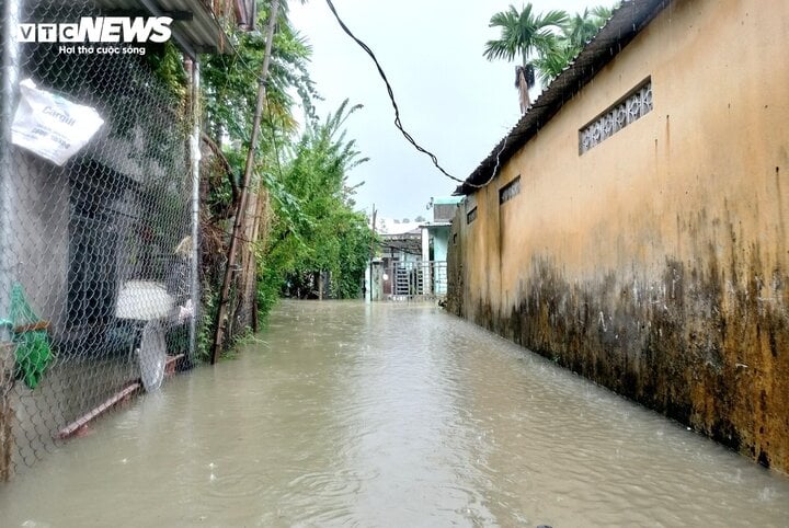 Quảng Nam có nơi ngập 1m, nước sông Hoài tràn lên đường phố cổ Hội An - Ảnh 6.