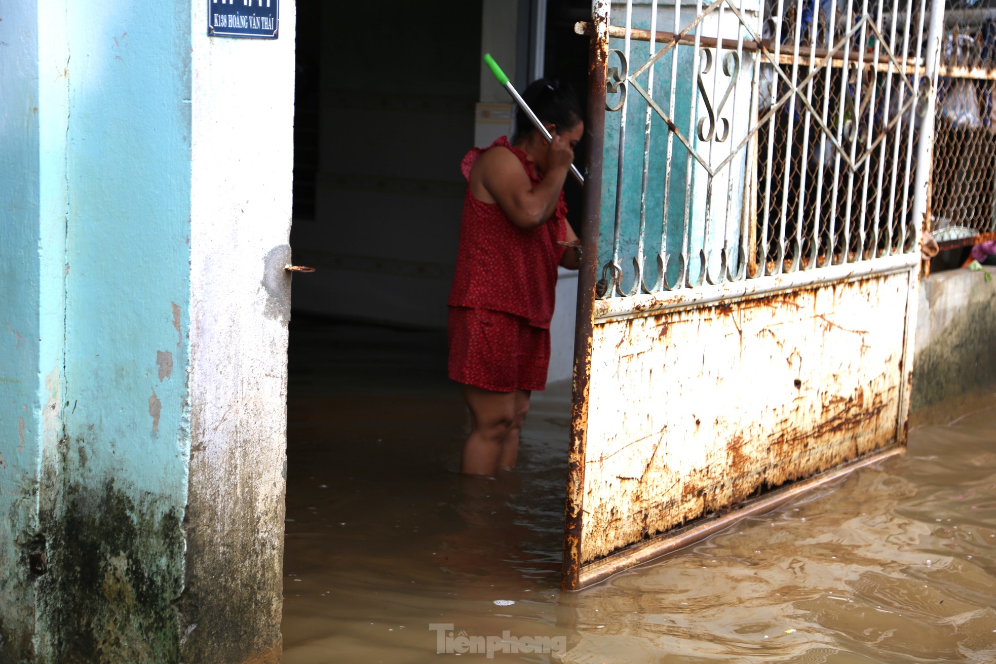 Ngớt rồi lại mưa xối xả, 'rốn lũ' ở Đà Nẵng vẫn ngập khắp ngả - Ảnh 3.