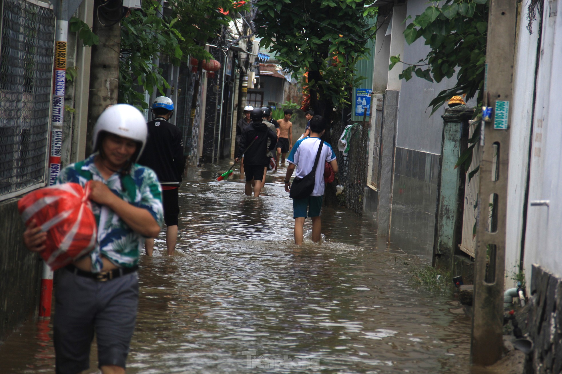 Ngớt rồi lại mưa xối xả, 'rốn lũ' ở Đà Nẵng vẫn ngập khắp ngả - Ảnh 2.