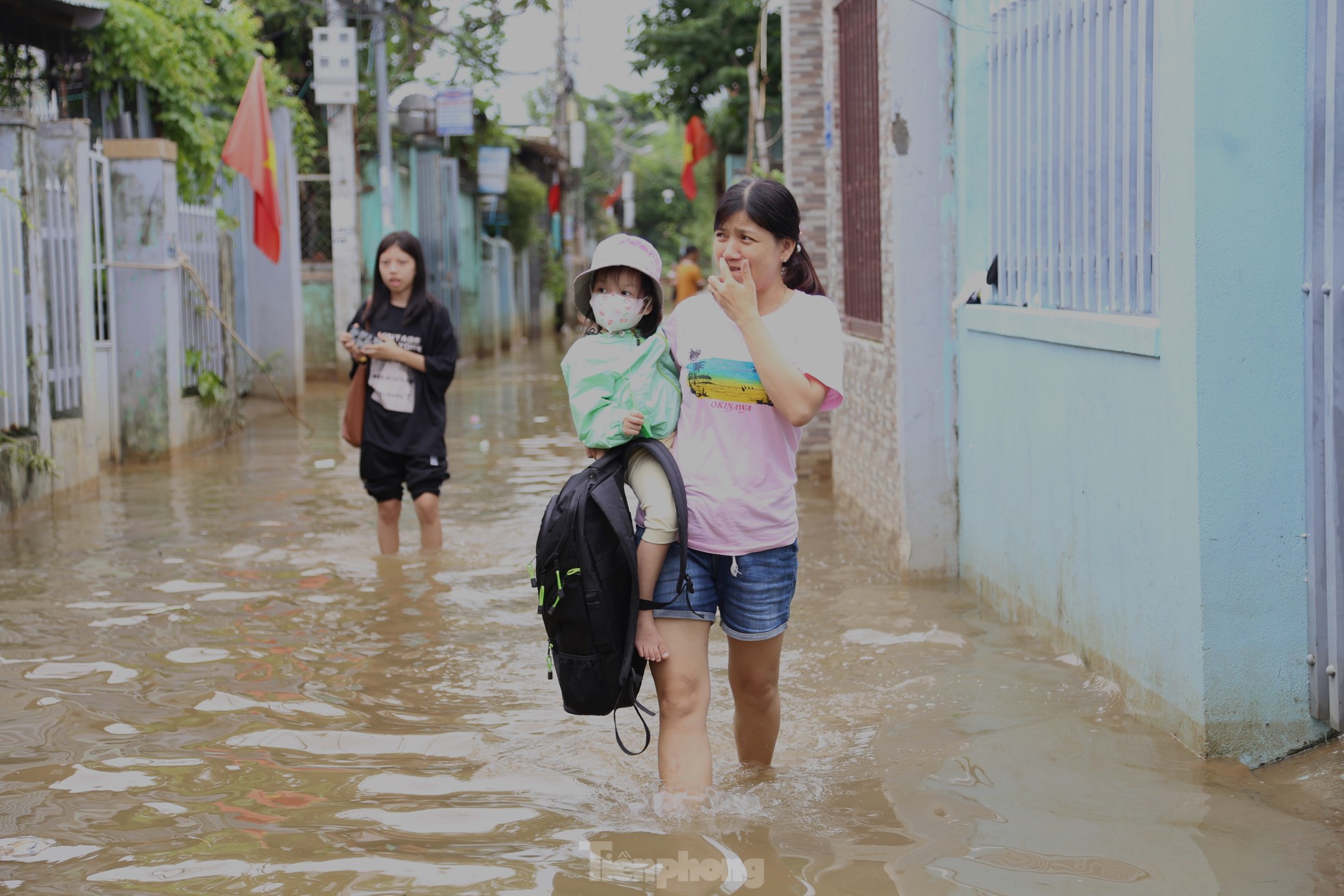 Ngớt rồi lại mưa xối xả, 'rốn lũ' ở Đà Nẵng vẫn ngập khắp ngả - Ảnh 12.