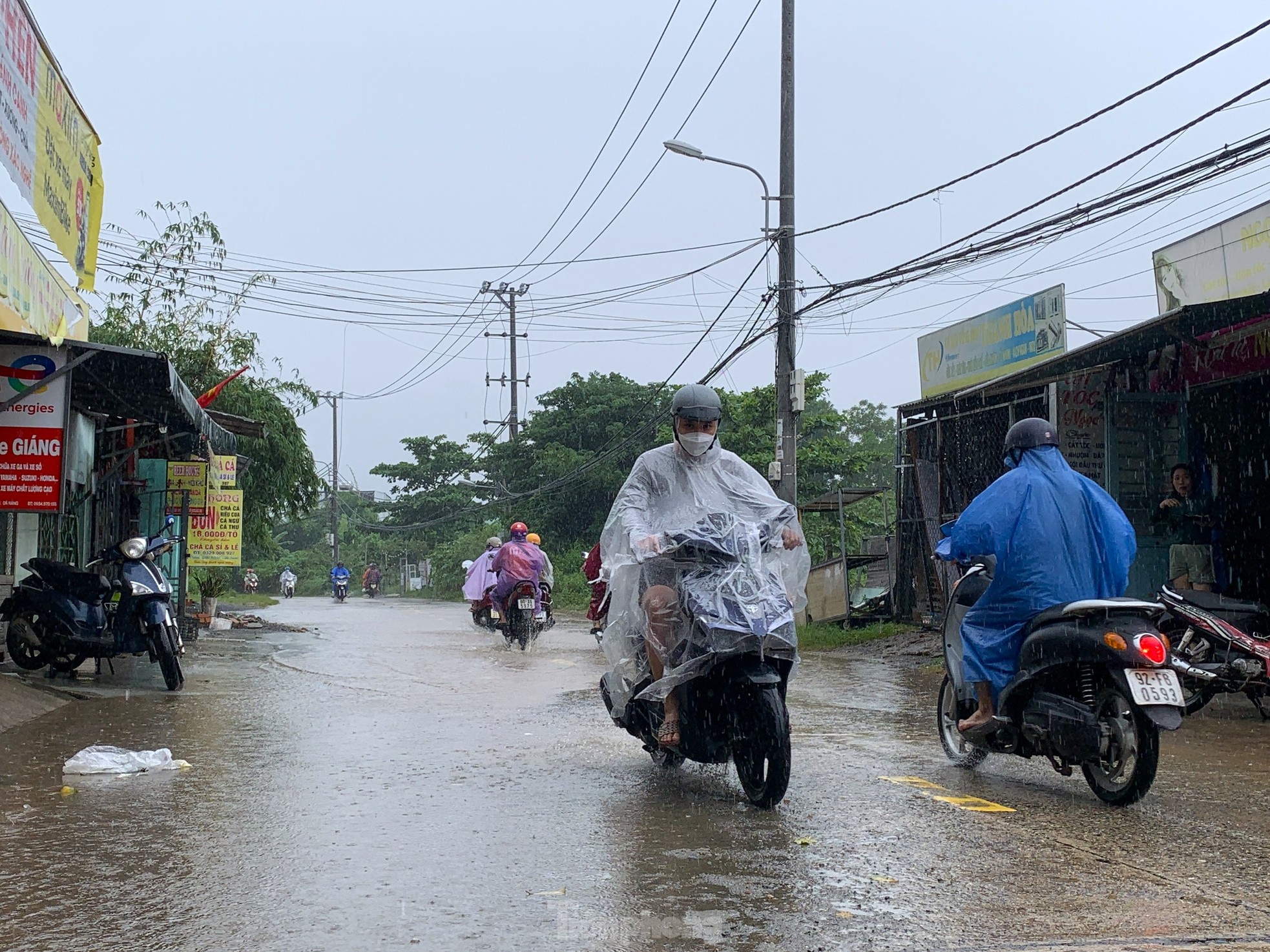 Ngớt rồi lại mưa xối xả, 'rốn lũ' ở Đà Nẵng vẫn ngập khắp ngả - Ảnh 1.