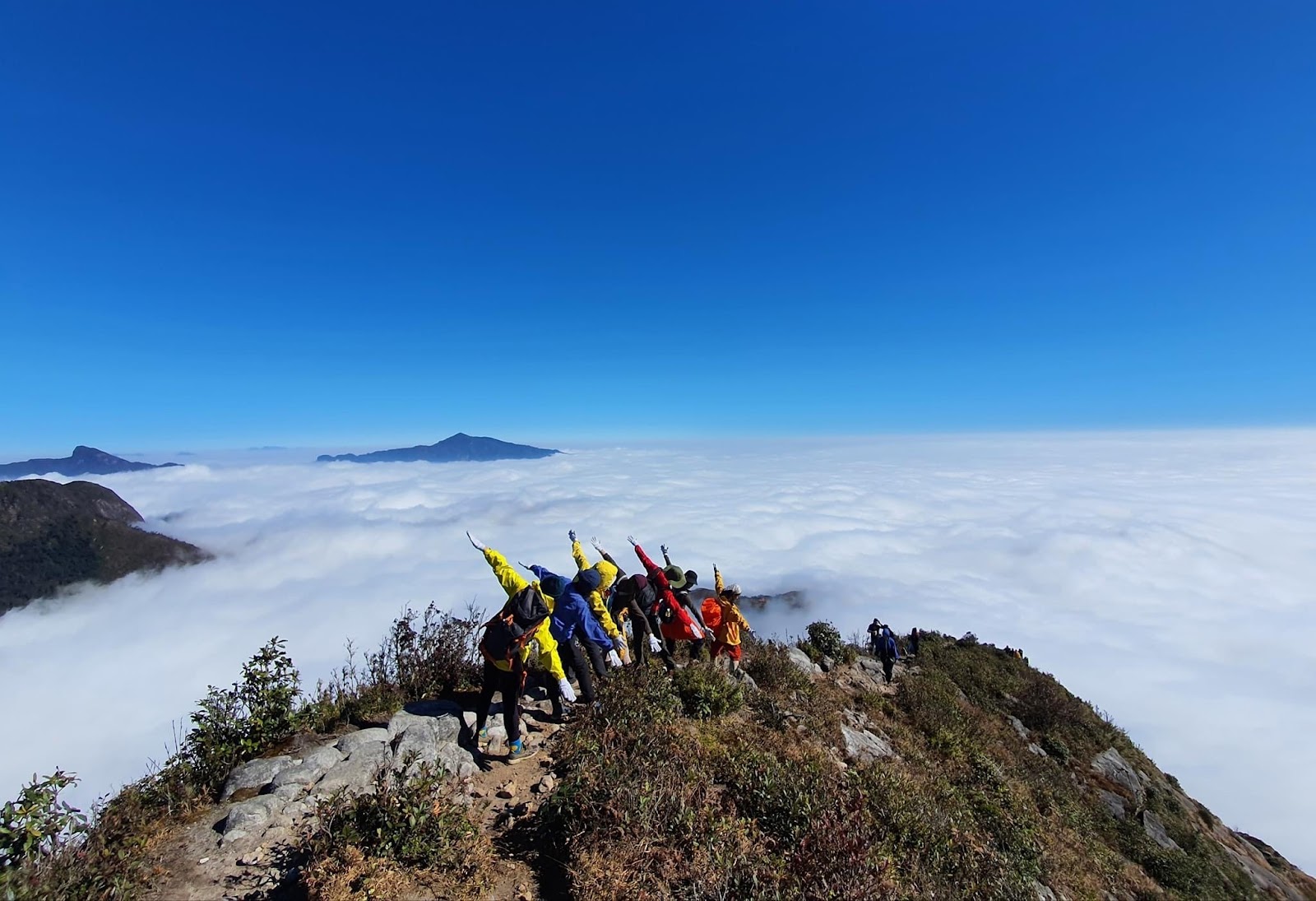 Phát hiện điểm leo núi có cái tên đặc biệt cách Hà Nội hơn 400km, du khách nhận xét “không phải ai cũng đi được” - Ảnh 7.