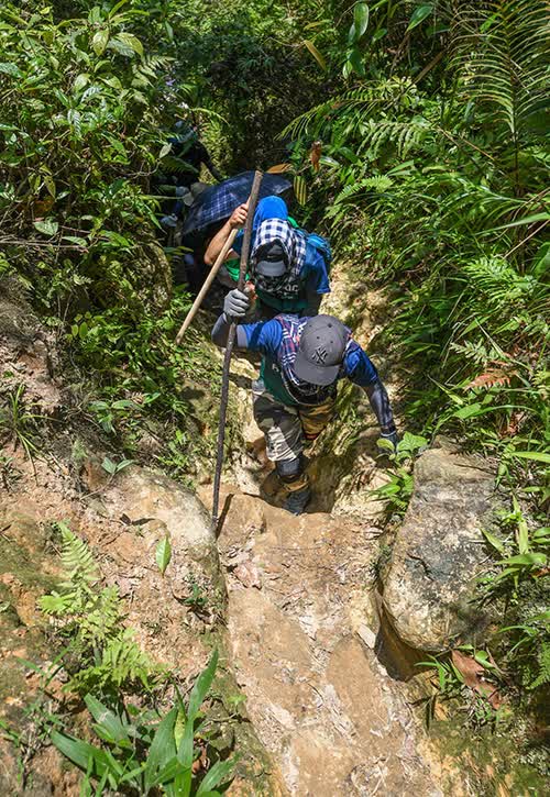 Phát hiện điểm leo núi có cái tên đặc biệt cách Hà Nội hơn 400km, du khách nhận xét “không phải ai cũng đi được” - Ảnh 3.