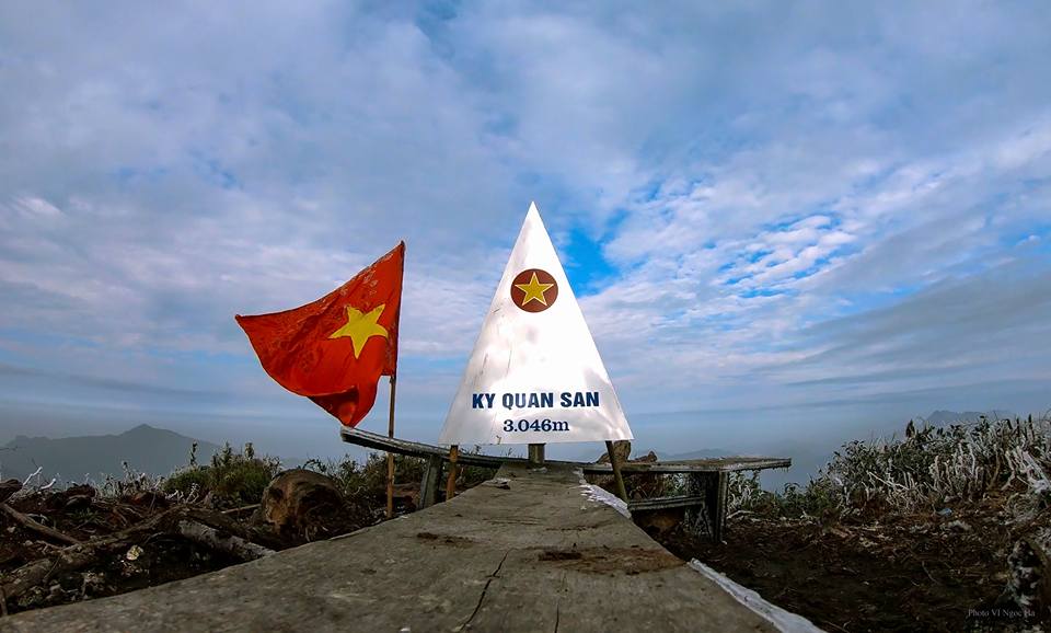 Phát hiện điểm leo núi có cái tên đặc biệt cách Hà Nội hơn 400km, du khách nhận xét “không phải ai cũng đi được” - Ảnh 1.