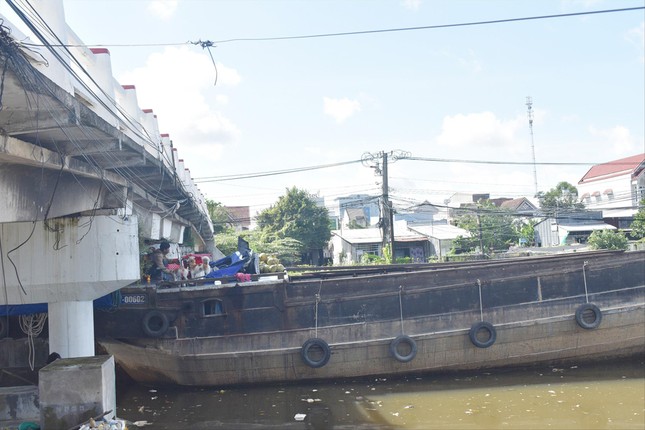 Đồng bằng sông Cửu Long: 'Nghẽn' vận tải thủy - Ảnh 1.