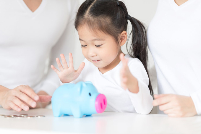 Chỉ bố mẹ biết chi tiêu tiết kiệm chưa đủ, 5 cách sau giúp con bạn có thói quen tài chính tốt như người lớn - Ảnh 2.