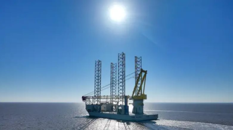 Công nghệ Trung Quốc trở thành chìa khóa để xây trạng trại gió lớn nhất thế giới ngoài khơi nước Anh: Tự nâng cả cấu trúc khổng lồ lên cao hàng chục mét giữa biển - Ảnh 1.