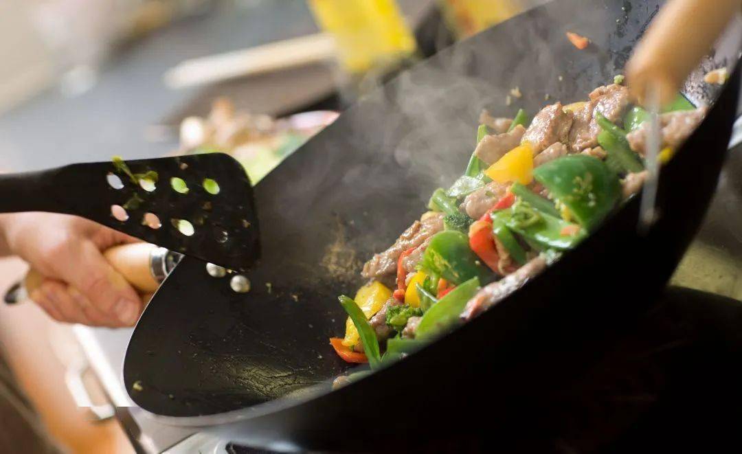 Một người nấu ăn có thể gây bệnh cho cả nhà, 6 thói quen nấu nướng hại thân hơn cả đồ ăn ngoài - Ảnh 3.