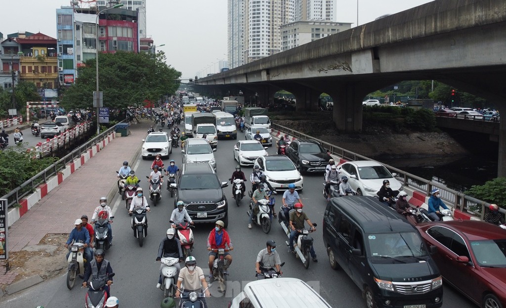 Phương tiện hỗn loạn, vượt biểm cấm trong ngày đầu không cho xe từ Vành đai 3 vào phố Bằng Liệt - Ảnh 4.