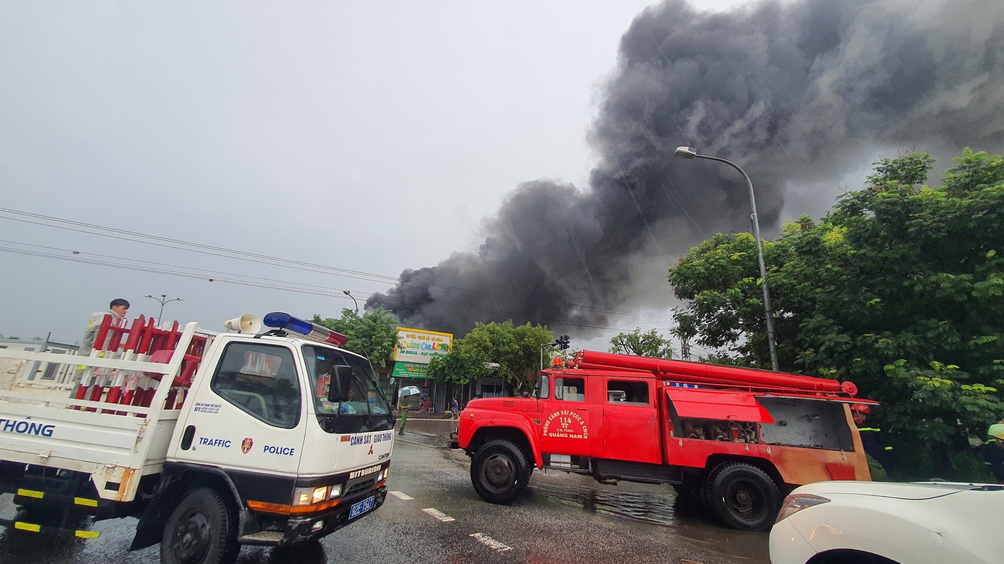 Đang cháy dữ dội kho hàng lớn ở  Quảng Nam - Ảnh 11.