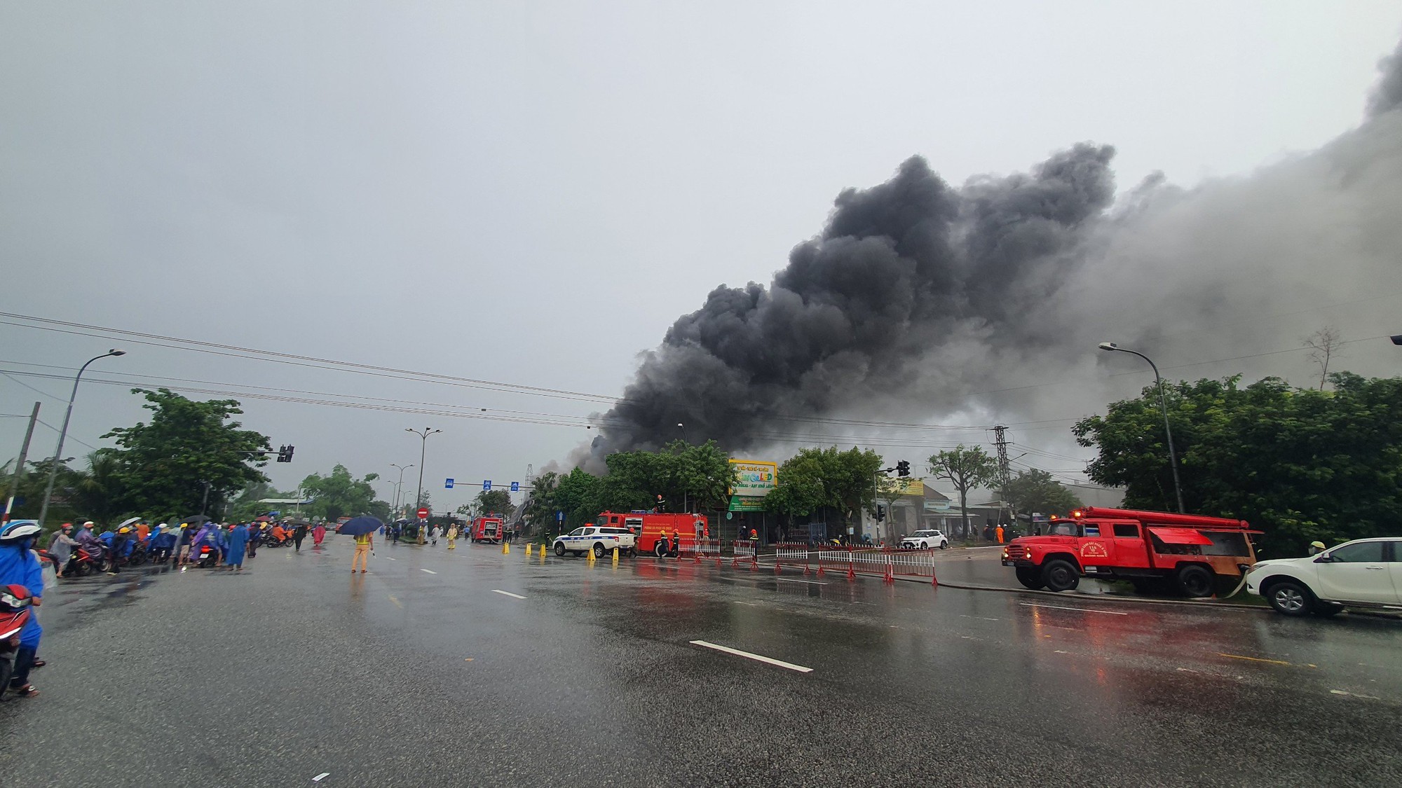 Đang cháy dữ dội kho hàng lớn ở  Quảng Nam - Ảnh 10.