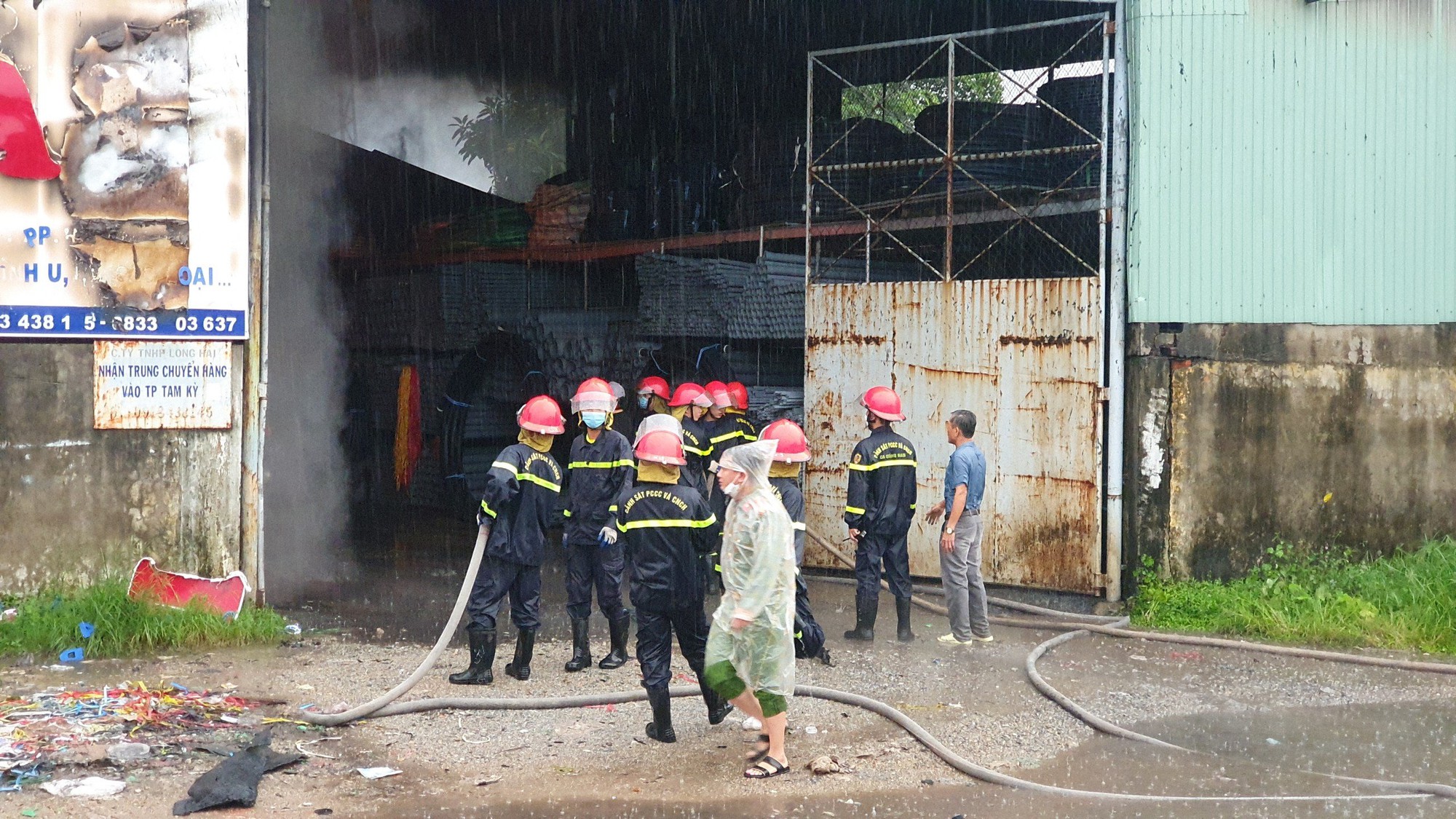 Đang cháy dữ dội kho hàng lớn ở  Quảng Nam - Ảnh 9.
