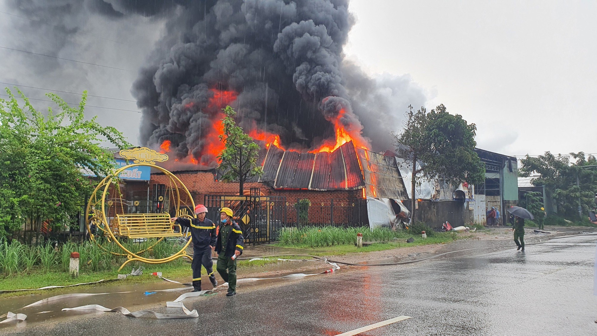 Đang cháy dữ dội kho hàng lớn ở  Quảng Nam - Ảnh 2.