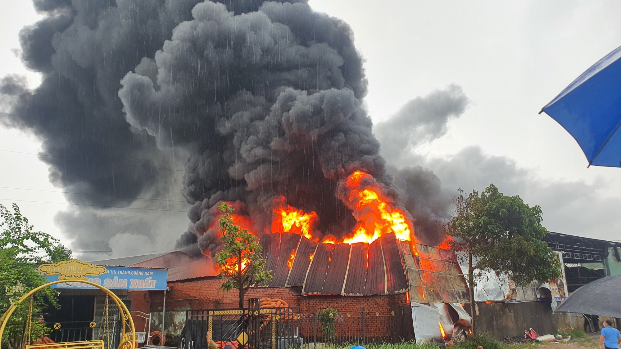 Đang cháy dữ dội kho hàng lớn ở  Quảng Nam - Ảnh 5.