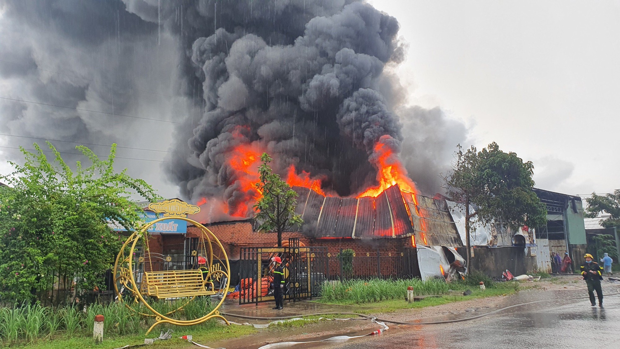 Đang cháy dữ dội kho hàng lớn ở  Quảng Nam - Ảnh 4.