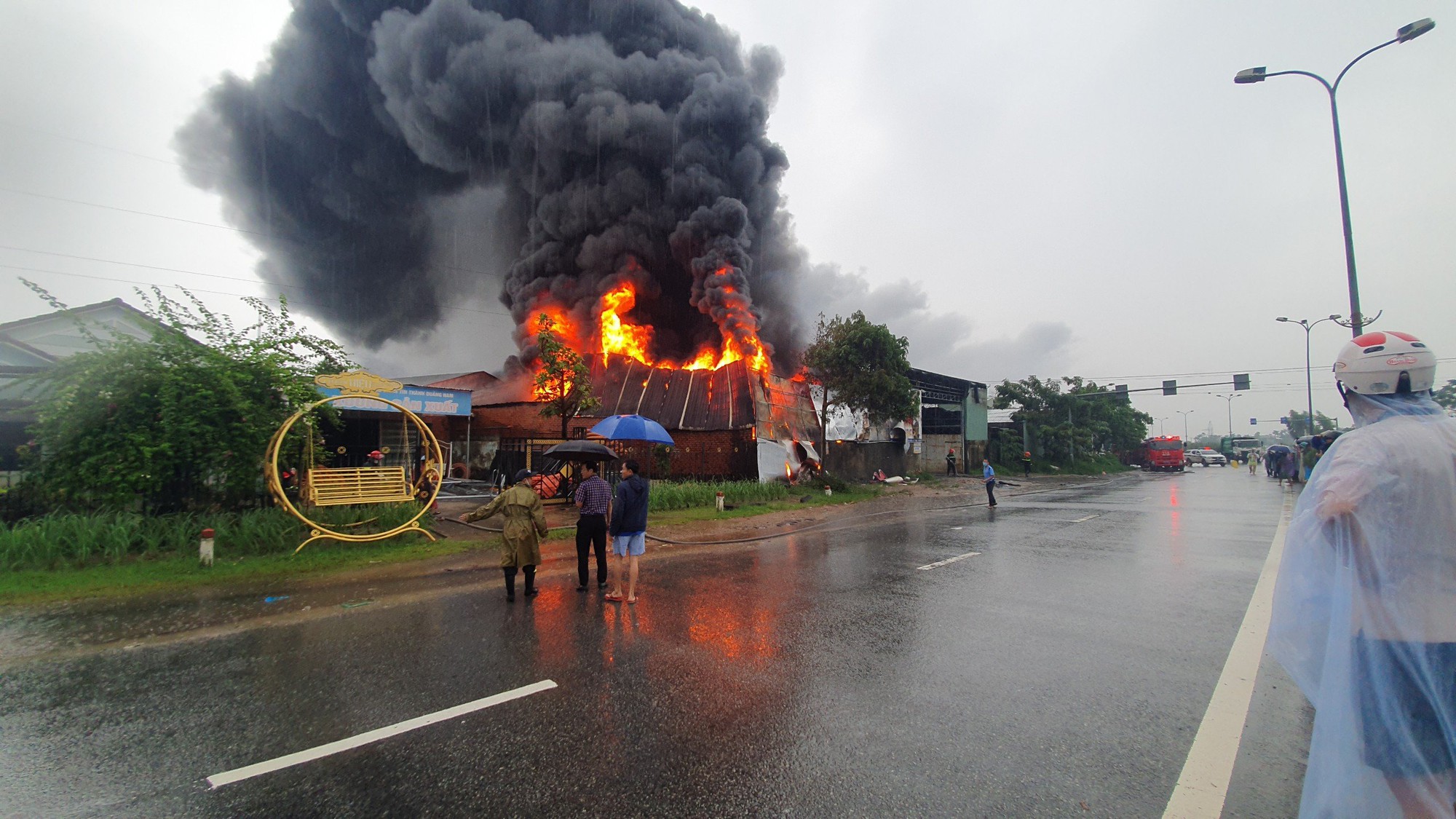 Đang cháy dữ dội kho hàng lớn ở  Quảng Nam - Ảnh 6.