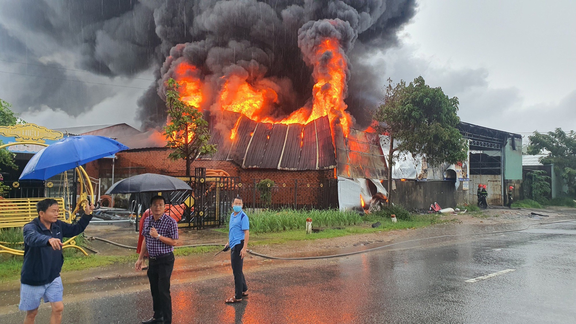 Đang cháy dữ dội kho hàng lớn ở  Quảng Nam - Ảnh 3.