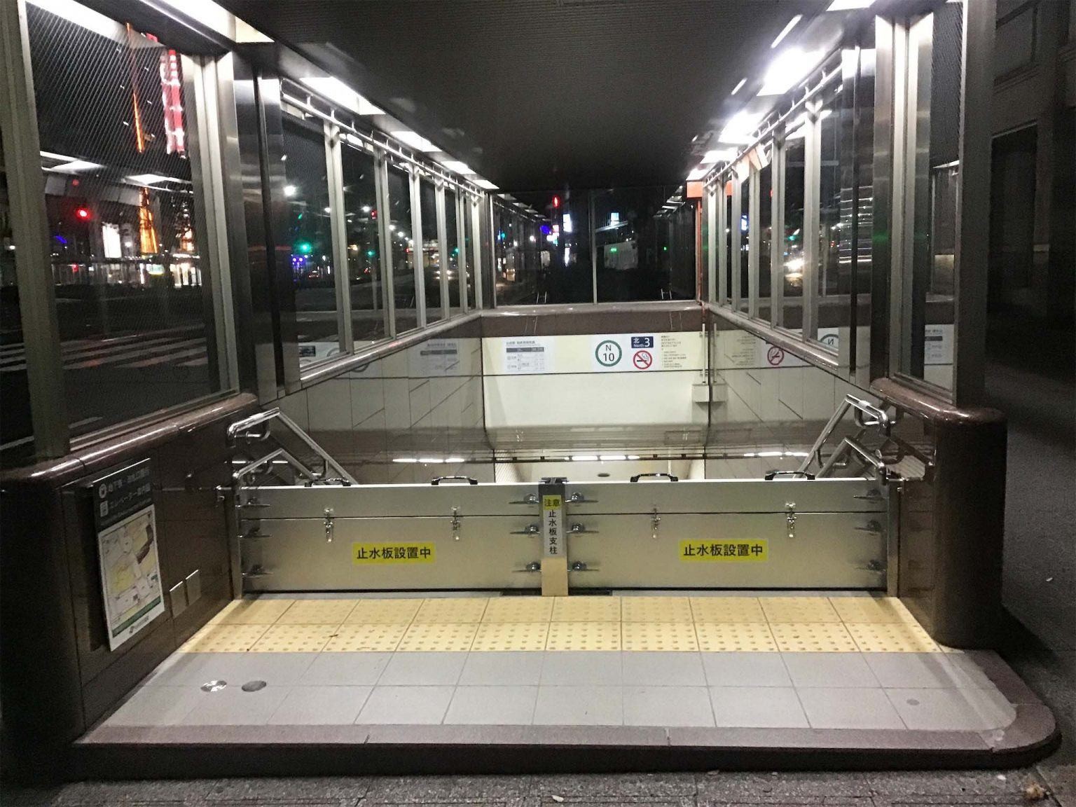 Cận cảnh cửa ngăn nước tại các nhà ga ngầm tuyến metro số 1 TPHCM - Ảnh 9.