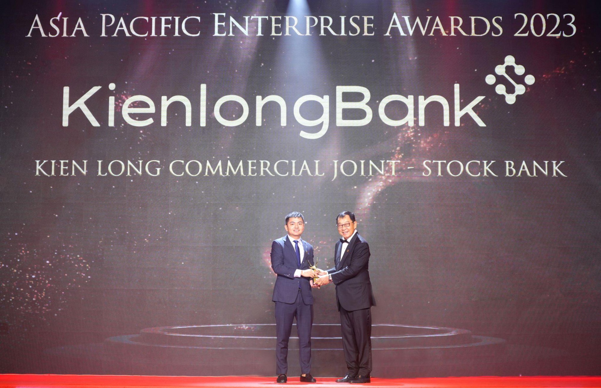 KienlongBank giành cú đúp giải thưởng tại Asia Pacific Enterprise Awards 2023 - Ảnh 1.